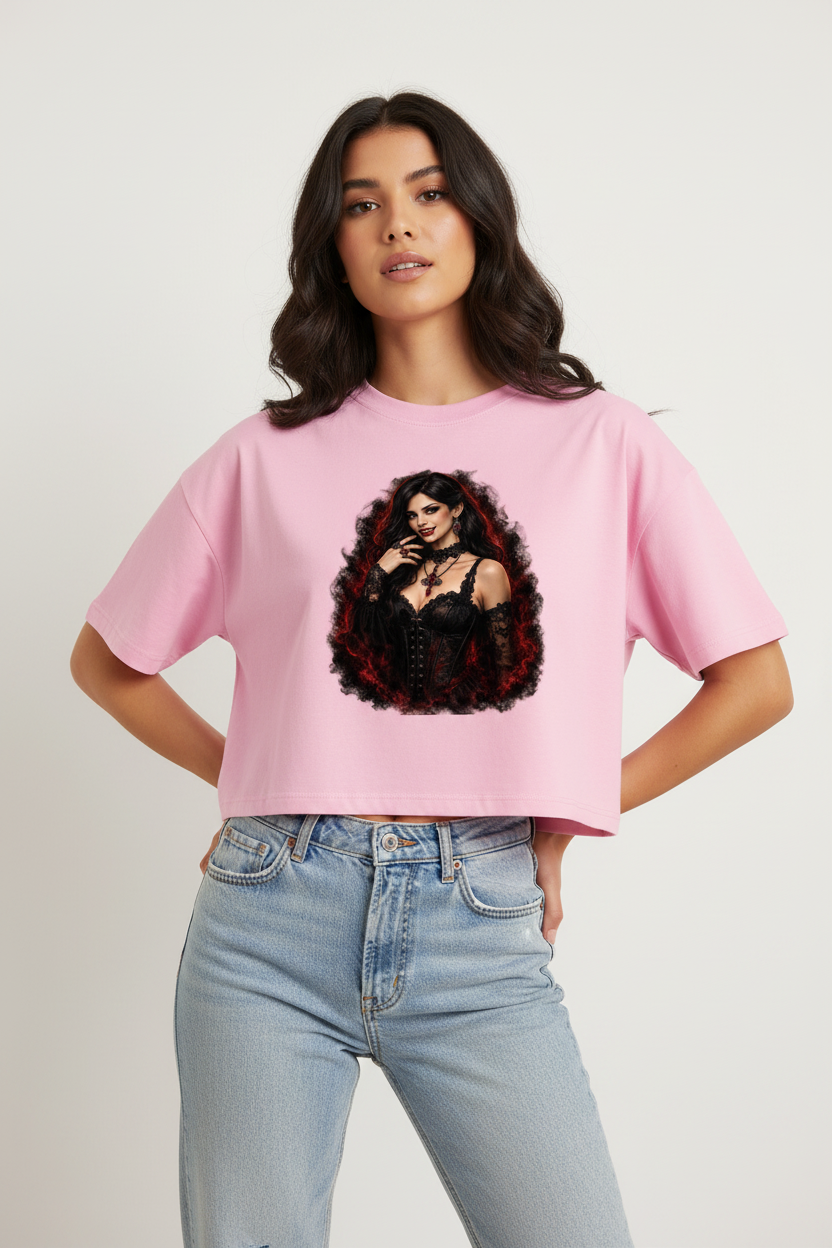 Damen Oversize Crop Top Dunkle Gothic-Vampirin im rauchigen Nebel