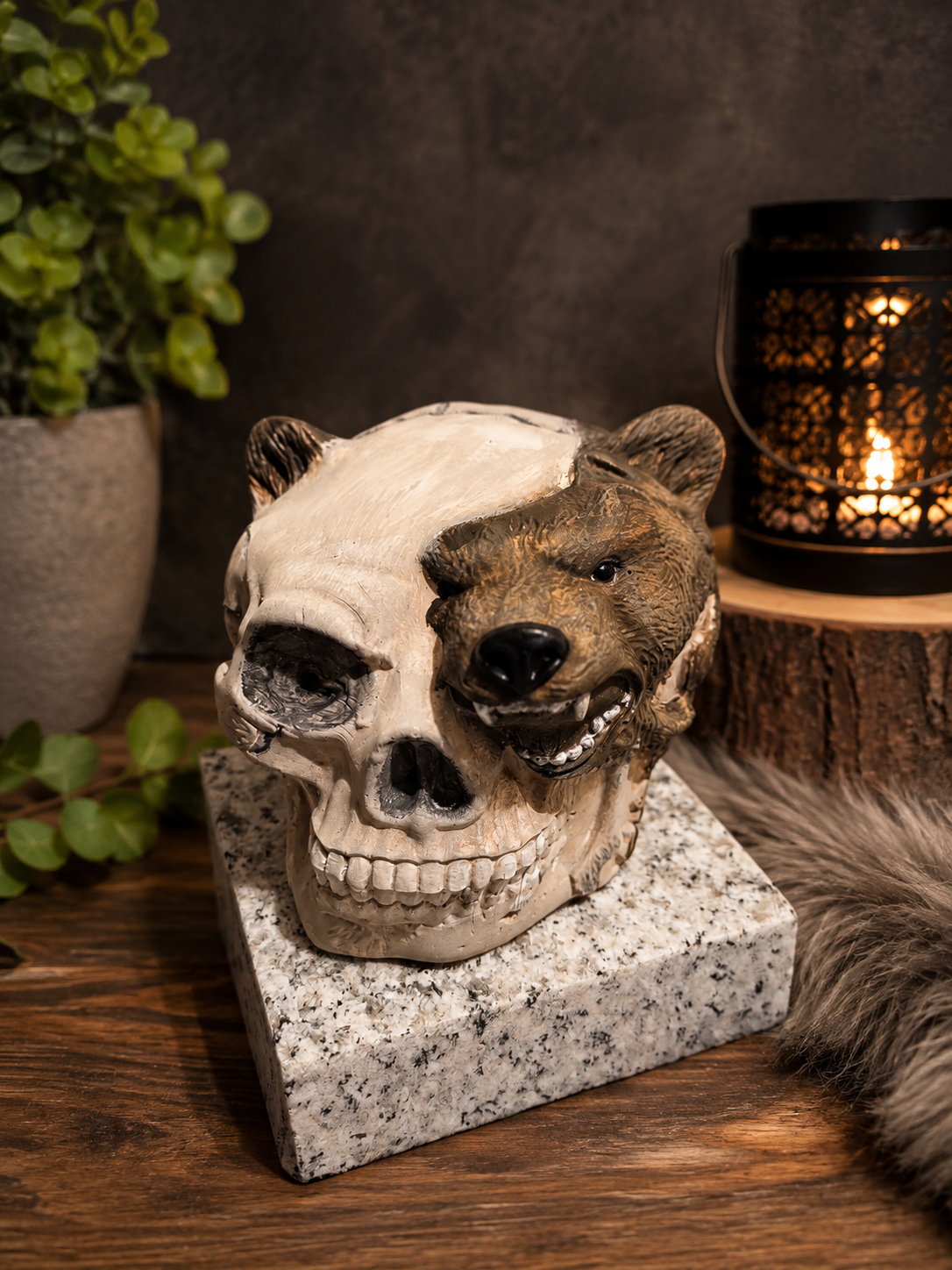 Handgefertigte & handbemalte Figur – Bär & Totenkopf auf Stein