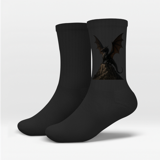 Socken Drache schwarz breite Flügel auf Felsen
