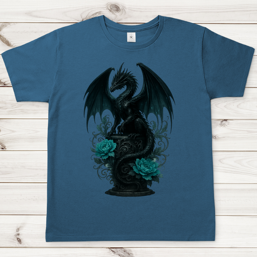 Herren T-Shirt Drache schwarz elegant auf Podest türkis gehalten