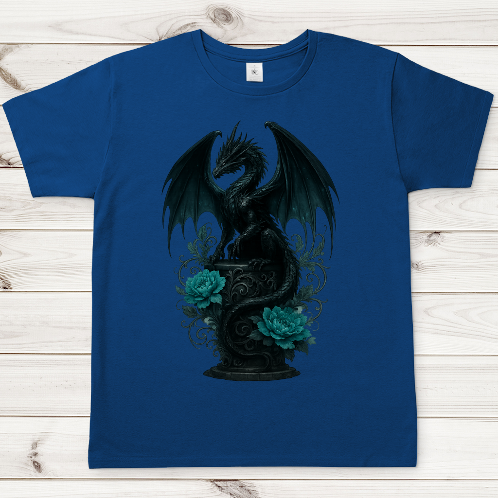 Herren T-Shirt Drache schwarz elegant auf Podest türkis gehalten
