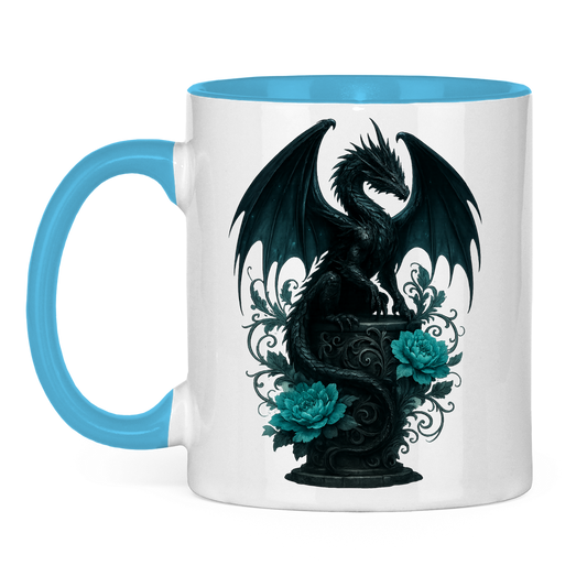 Tasse zweifarbig Drache schwarz elegant auf Podest türkis gehalten