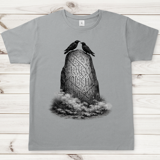 Herren T-Shirt Raben und Runenstein im Nebel