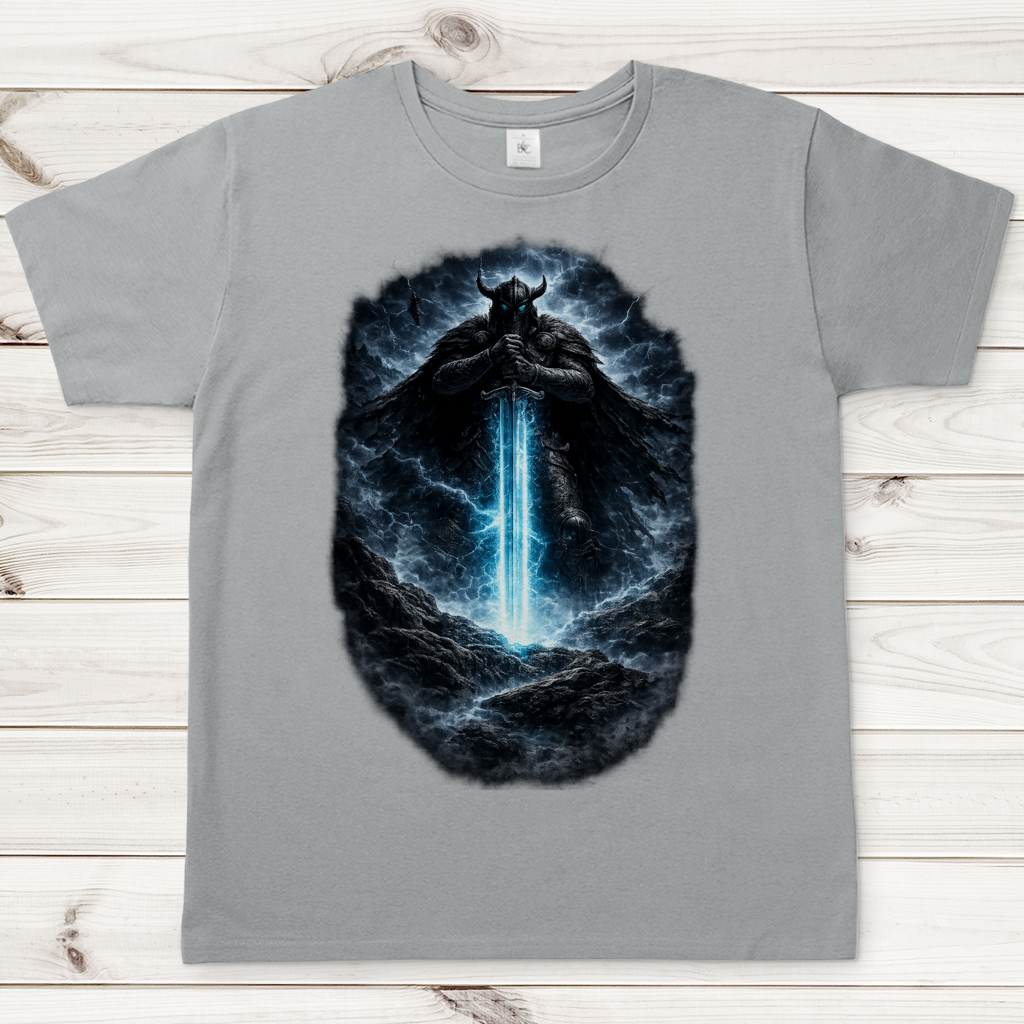 Herren T-Shirt Krieger mit leuchtendem Schwert im Sturm