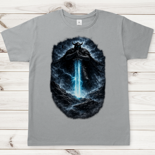 Herren T-Shirt Krieger mit leuchtendem Schwert im Sturm