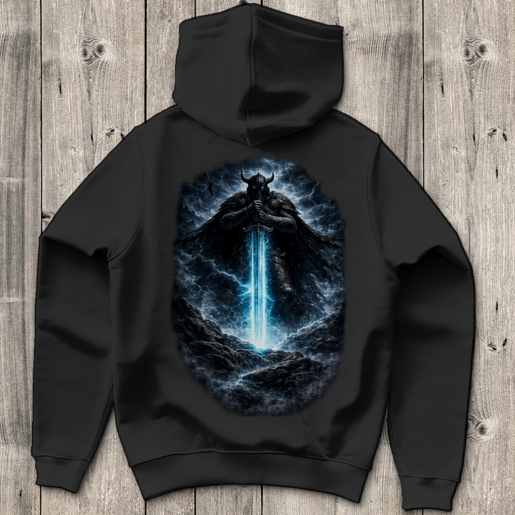 Herren Hoodie Krieger mit leuchtendem Schwert im Sturm