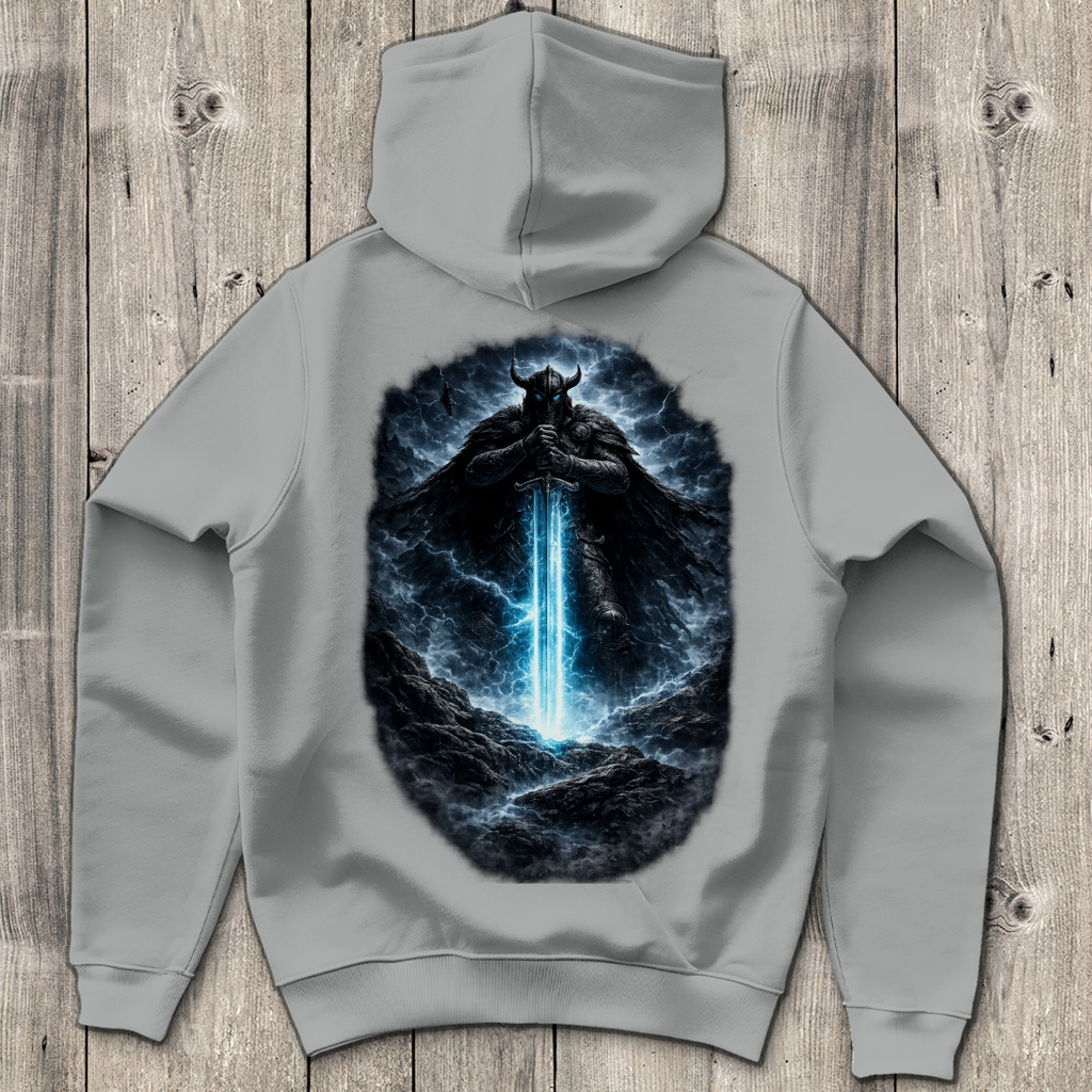 Herren Hoodie Krieger mit leuchtendem Schwert im Sturm