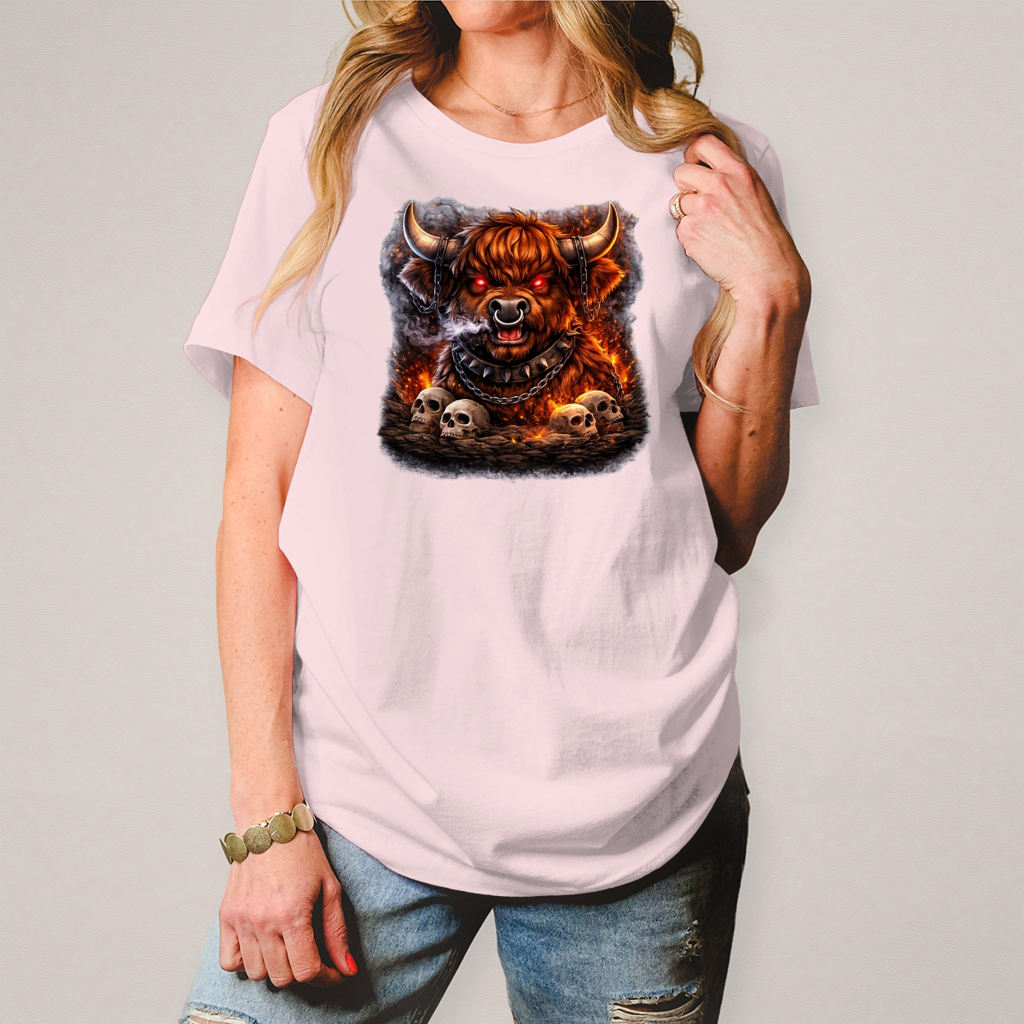 Damen T-Shirt Höllischer Highland-bulle im Flammenmeer