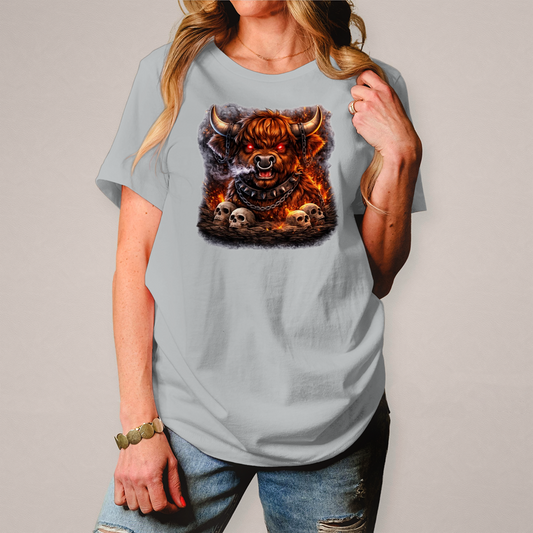 Damen T-Shirt Höllischer Highland-bulle im Flammenmeer