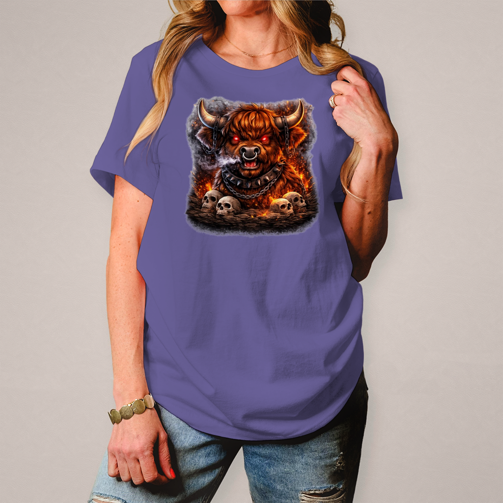 Damen T-Shirt Höllischer Highland-bulle im Flammenmeer