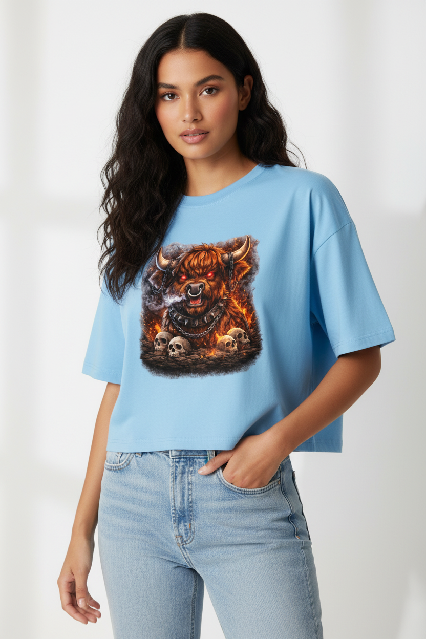 Damen Oversize Crop Top Höllischer Highland-bulle im Flammenmeer