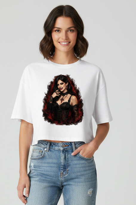Damen Oversize Crop Top Dunkle Gothic-Vampirin im rauchigen Nebel