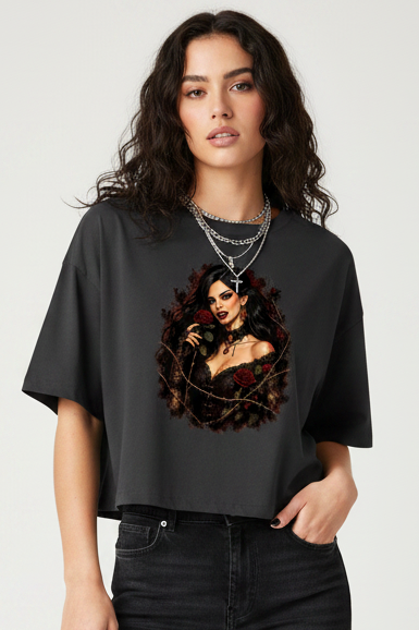 Damen Oversize Crop Top Vampirische Schönheit mit Dornenrosen