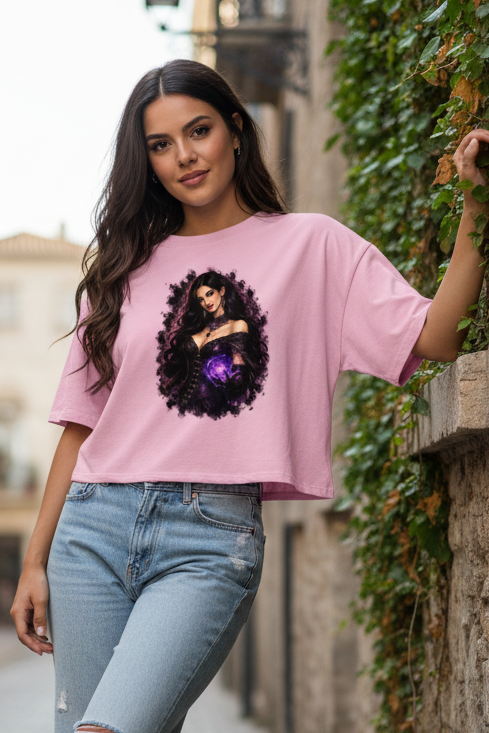 Damen Oversize Crop Top Dämonische Magie in Gothic-Pracht