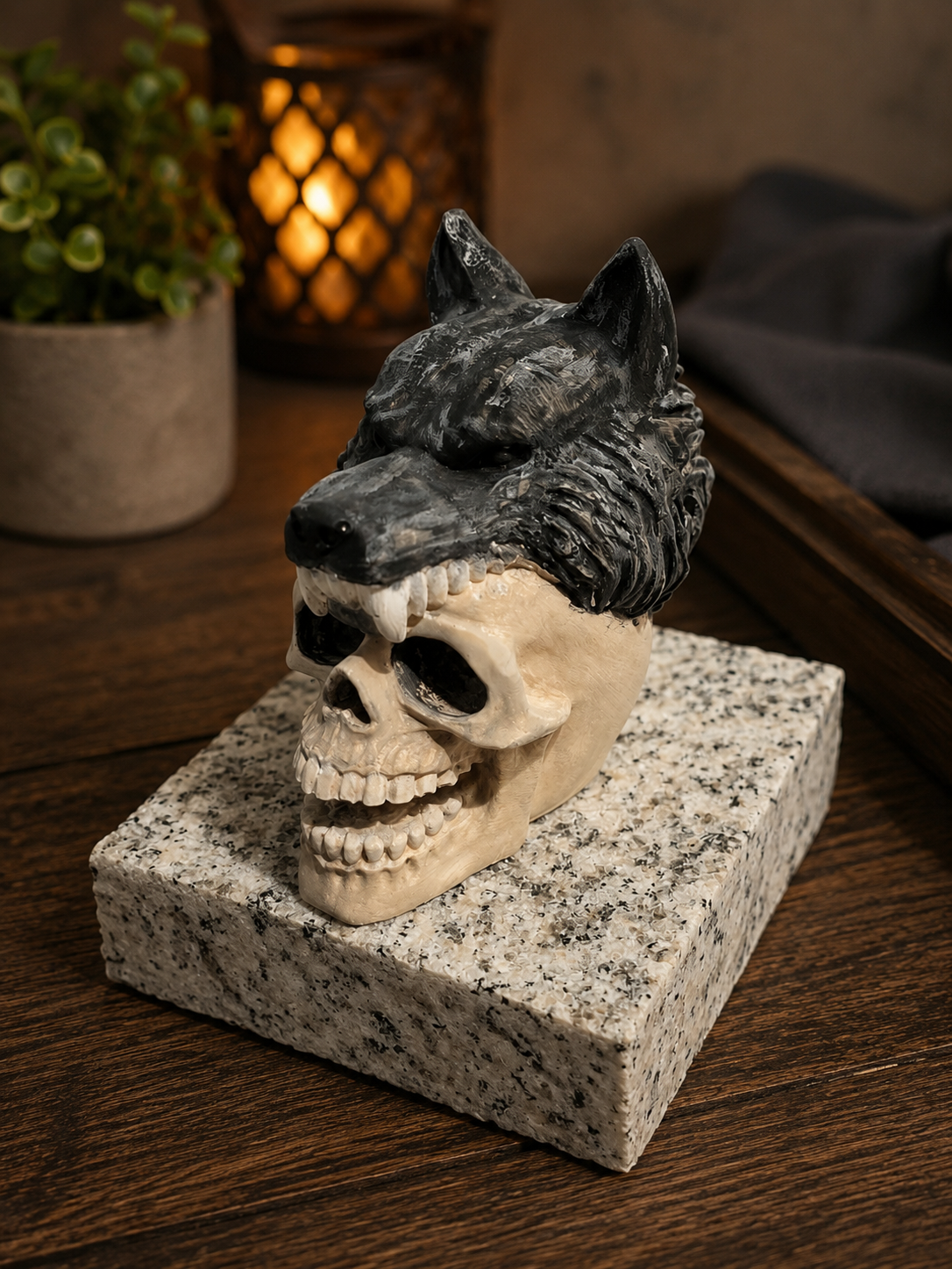 Handgefertigte & handbemalte Dekofigur – Wolf mit Totenkopf auf Stein