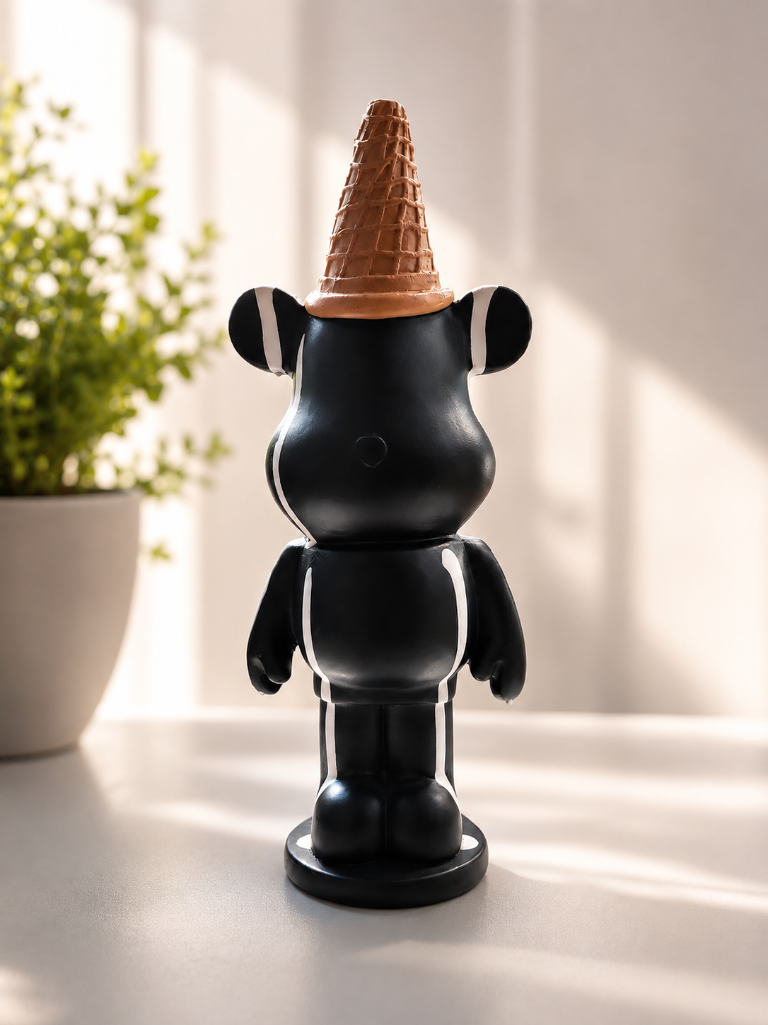 🍦 Black Ice Bear – Dekorative Figur