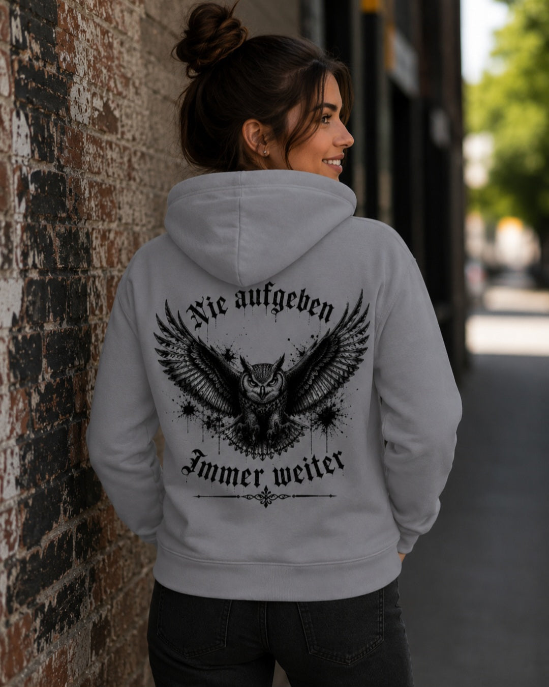 Unisex Zipper Hoodie Kämpfender Kauz im schwarzen Grunge-Stil