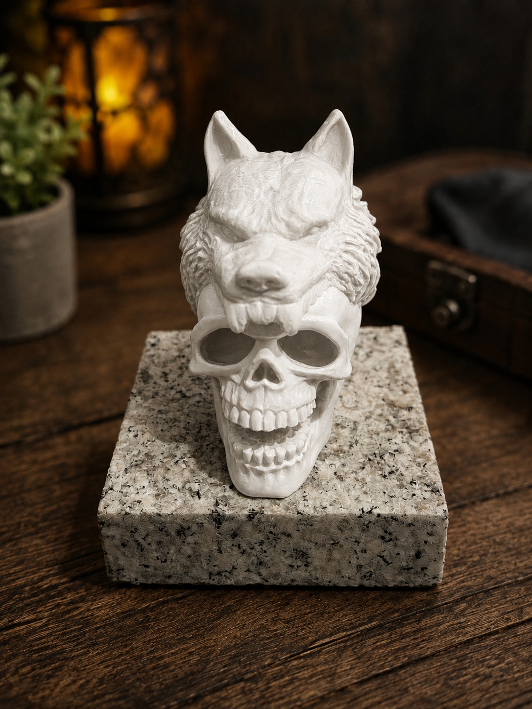 Wolf/Schädel handgefertigte Figur in Keramikoptik auf Stein