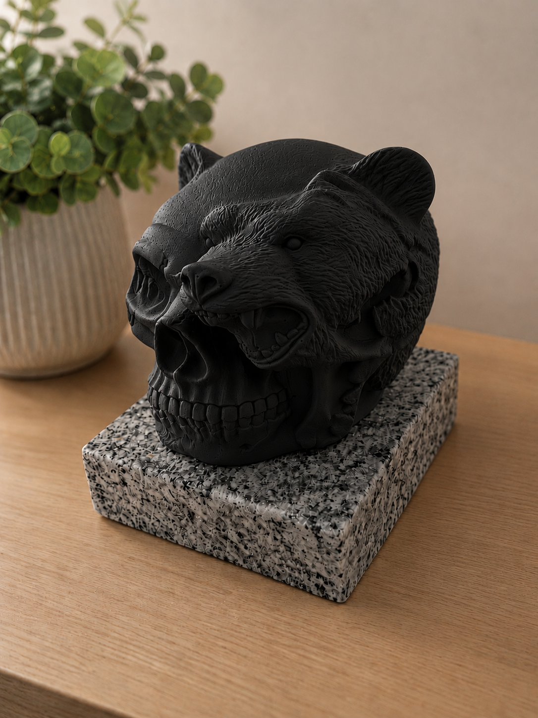Handgefertigte Figur in Keramikoptik – Bär & Totenkopf auf Stein