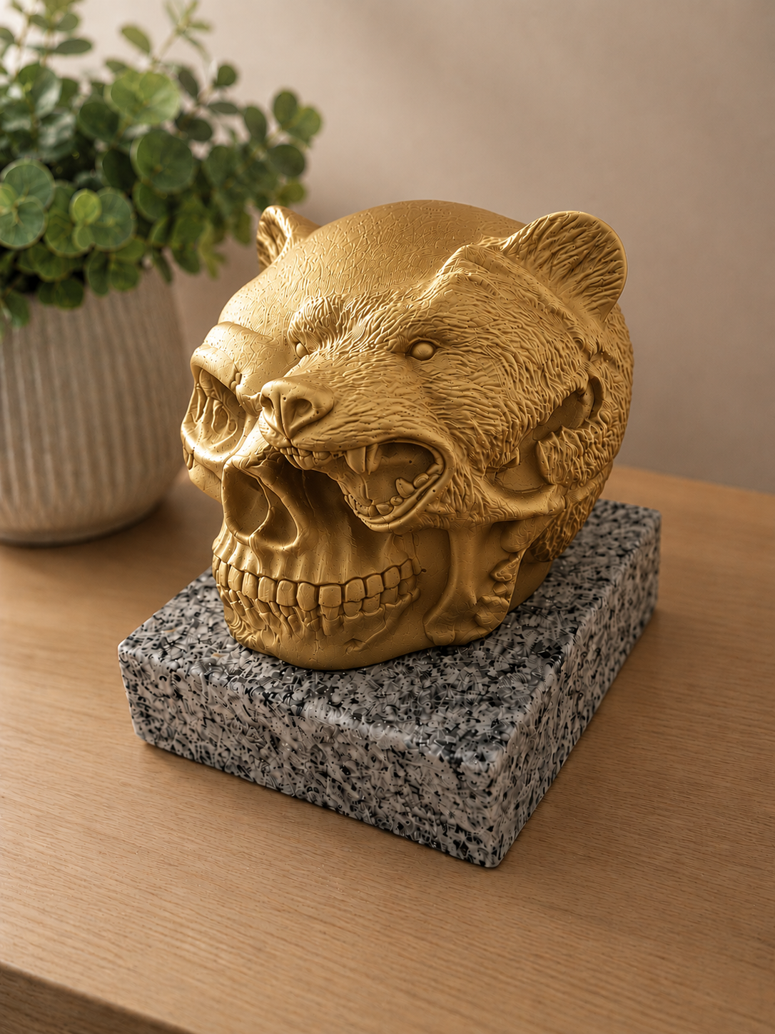 Handgefertigte Figur in Keramikoptik – Bär & Totenkopf auf Stein