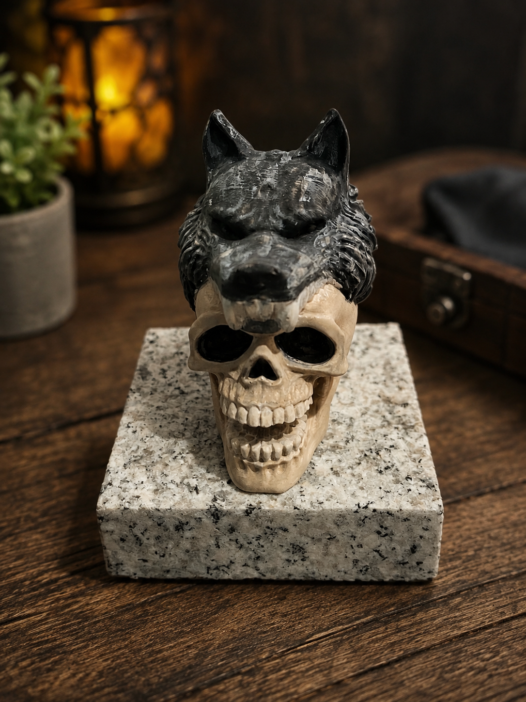 Handgefertigte & handbemalte Dekofigur – Wolf mit Totenkopf auf Stein