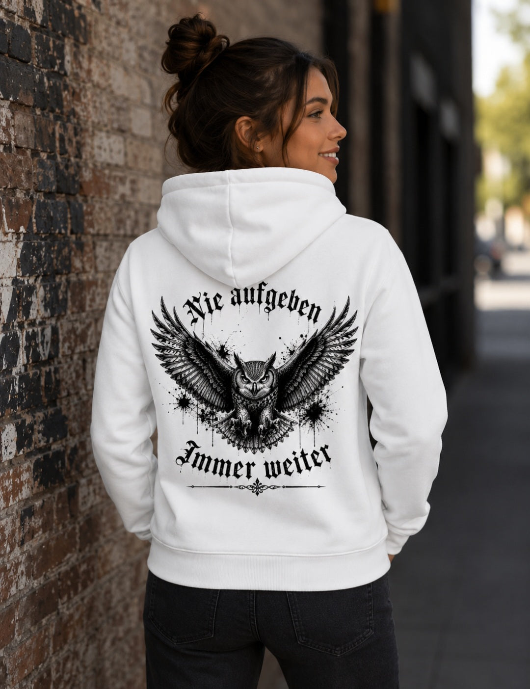 Unisex Zipper Hoodie Kämpfender Kauz im schwarzen Grunge-Stil